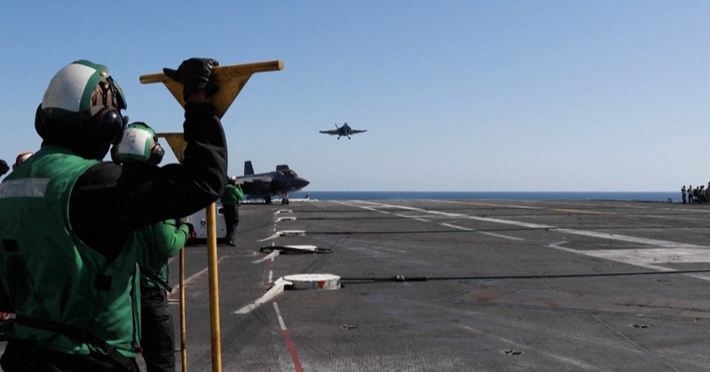 Kapal induk kelas Nimitz USS Abraham Lincoln (CVN 72) saat awaknya melakukan operasi penerbangan rutin di Timur Tengah karena meningkatnya ketegangan menimbulkan kekhawatiran akan terjadinya perang di seluruh wilayah. (Tangkapan Layar Video AFP)