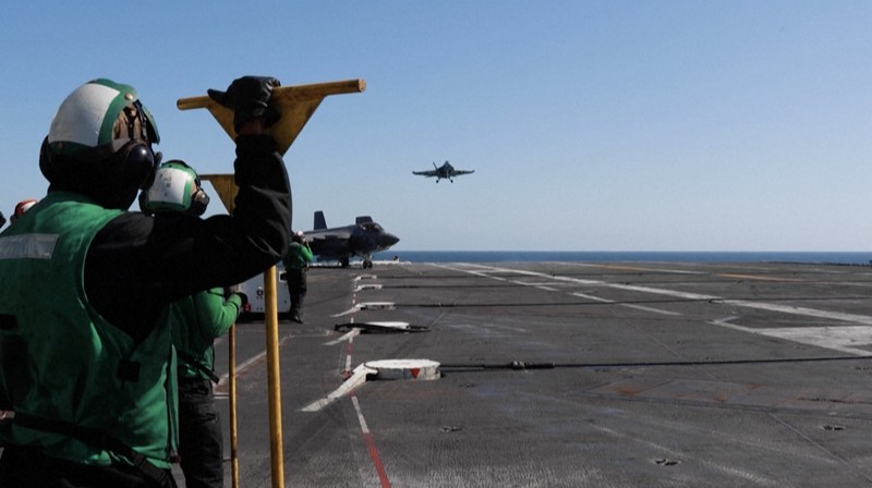 Kapal induk kelas Nimitz USS Abraham Lincoln (CVN 72) saat awaknya melakukan operasi penerbangan rutin di Timur Tengah karena meningkatnya ketegangan menimbulkan kekhawatiran akan terjadinya perang di seluruh wilayah. (Tangkapan Layar Video AFP)