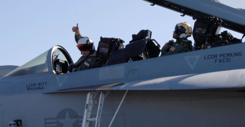 Kapal induk kelas Nimitz USS Abraham Lincoln (CVN 72) saat awaknya melakukan operasi penerbangan rutin di Timur Tengah karena meningkatnya ketegangan menimbulkan kekhawatiran akan terjadinya perang di seluruh wilayah. (Tangkapan Layar Video AFP)