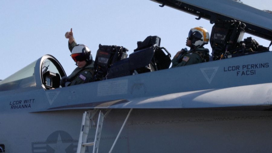 Kapal induk kelas Nimitz USS Abraham Lincoln (CVN 72) saat awaknya melakukan operasi penerbangan rutin di Timur Tengah karena meningkatnya ketegangan menimbulkan kekhawatiran akan terjadinya perang di seluruh wilayah. (Tangkapan Layar Video AFP)