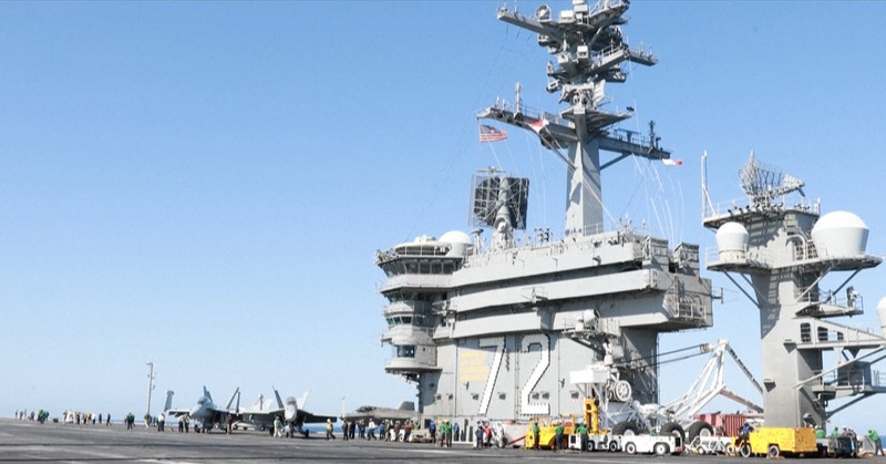 Kapal induk kelas Nimitz USS Abraham Lincoln (CVN 72) saat awaknya melakukan operasi penerbangan rutin di Timur Tengah karena meningkatnya ketegangan menimbulkan kekhawatiran akan terjadinya perang di seluruh wilayah. (Tangkapan Layar Video AFP)