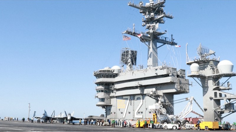 Kapal induk kelas Nimitz USS Abraham Lincoln (CVN 72) saat awaknya melakukan operasi penerbangan rutin di Timur Tengah karena meningkatnya ketegangan menimbulkan kekhawatiran akan terjadinya perang di seluruh wilayah. (Tangkapan Layar Video AFP)