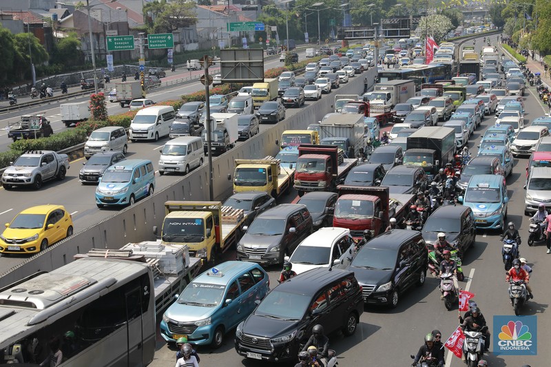 Kemacetan terjadi akibat Ribuan massa pendemo Demo Darurat Indonesia mulai memadati Jalan di depan gedung DPR RI pada Kamis (22/8/2024). Kemacetan terjadi akibat Ribuan massa pendemo Demo Darurat Indonesia mulai memadati Jalan di depan gedung DPR RI pada Kamis (22/8/2024). (CNBC Indonesia/Muhammad Sabki)