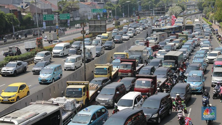 Kemacetan terjadi akibat Ribuan massa pendemo Demo Darurat Indonesia mulai memadati Jalan di depan gedung DPR RI pada Kamis (22/8/2024). (CNBC Indonesia/Muhammad Sabki)