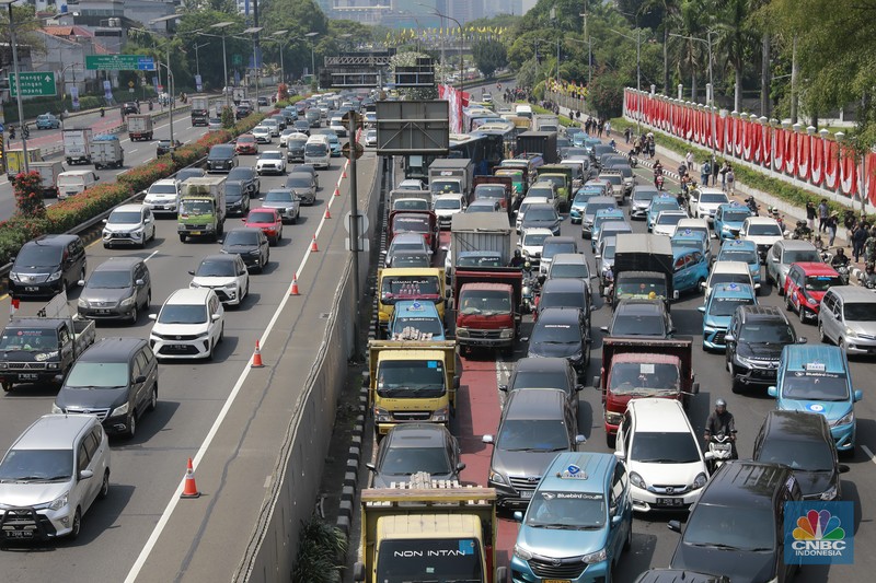 Kemacetan terjadi akibat Ribuan massa pendemo Demo Darurat Indonesia mulai memadati Jalan di depan gedung DPR RI pada Kamis (22/8/2024). Kemacetan terjadi akibat Ribuan massa pendemo Demo Darurat Indonesia mulai memadati Jalan di depan gedung DPR RI pada Kamis (22/8/2024). (CNBC Indonesia/Muhammad Sabki)