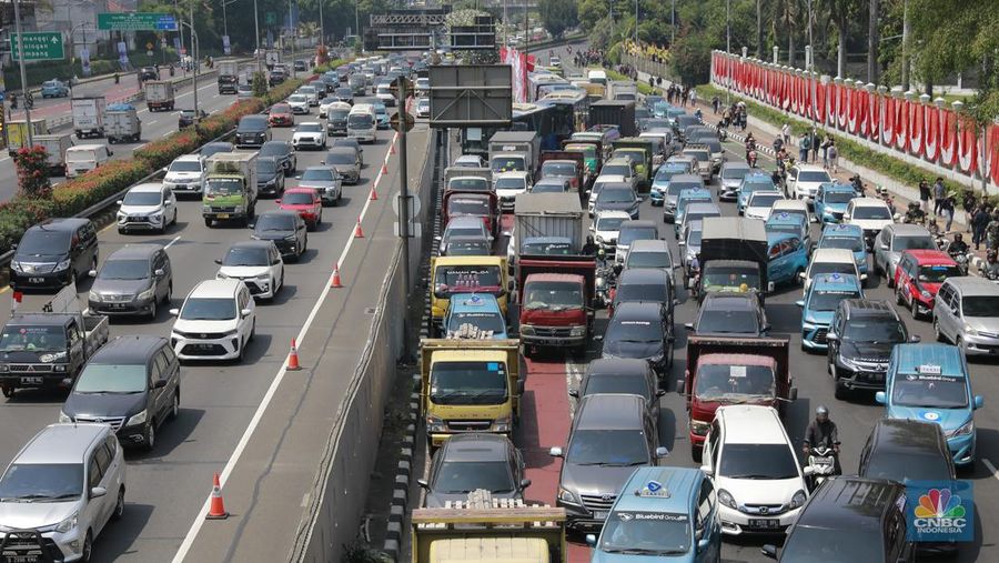 Kemacetan terjadi akibat Ribuan massa pendemo Demo Darurat Indonesia mulai memadati Jalan di depan gedung DPR RI pada Kamis (22/8/2024). (CNBC Indonesia/Muhammad Sabki)