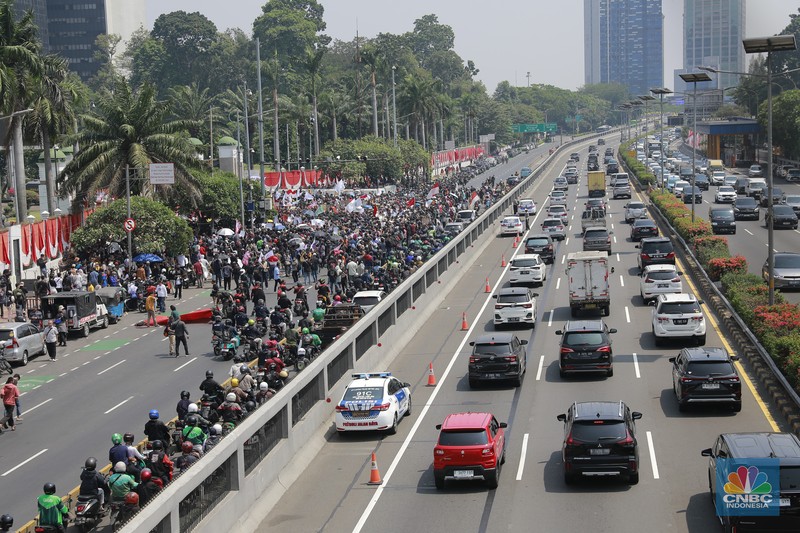 Kemacetan terjadi akibat Ribuan massa pendemo Demo Darurat Indonesia mulai memadati Jalan di depan gedung DPR RI pada Kamis (22/8/2024). Kemacetan terjadi akibat Ribuan massa pendemo Demo Darurat Indonesia mulai memadati Jalan di depan gedung DPR RI pada Kamis (22/8/2024). (CNBC Indonesia/Muhammad Sabki)