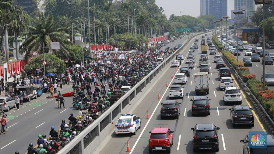 Kemacetan terjadi akibat Ribuan massa pendemo Demo Darurat Indonesia mulai memadati Jalan di depan gedung DPR RI pada Kamis (22/8/2024). (CNBC Indonesia/Muhammad Sabki)