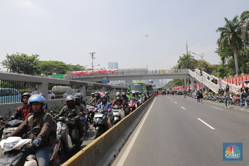 Kemacetan terjadi akibat Ribuan massa pendemo Demo Darurat Indonesia mulai memadati Jalan di depan gedung DPR RI pada Kamis (22/8/2024). (CNBC Indonesia/Muhammad Sabki)