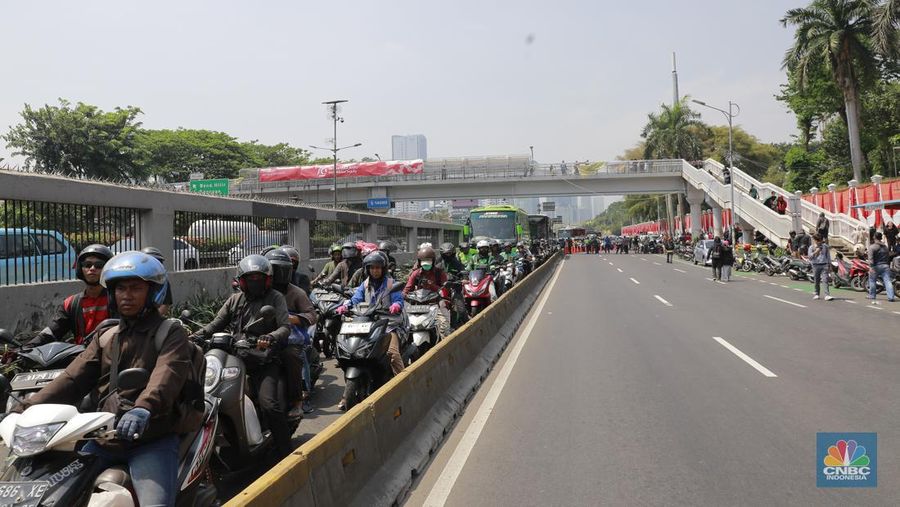 Kemacetan terjadi akibat Ribuan massa pendemo Demo Darurat Indonesia mulai memadati Jalan di depan gedung DPR RI pada Kamis (22/8/2024). (CNBC Indonesia/Muhammad Sabki)