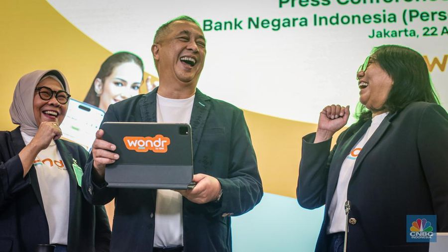 (Kiri - kanan) Direktur Retail Banking Bank Negara Indonesia (BNI), Corina Leyla Karnalies, Direktur Utama Bank Negara Indonesia (BNI), Royke Tumilaa dan Direktur Finance Bank Negara Indonesia (BNI), Novita Widya Anggraini dalam Press Conference Paparan Kinerja Semester 1 di Ballroom BNI, Jakarta, Kamis (22/8/2024). (CNBC Indonesia/Tias Budiarto)