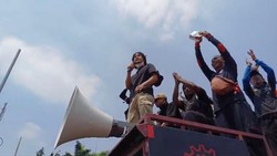 Bintang Emon dari Atas Mobil Komando Tolak Revisi UU Pilkada: Lawan!