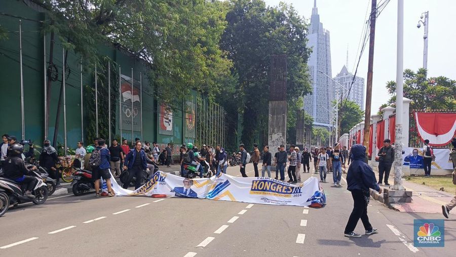 Lalu lintas di pintu belakang gedung DPR/MPR, Jakarta. Sejumlah massa memenuhi jalan dan kendaraan tidak bisa lewat. (CNBC Indonesia/Rosseno Aji Nugroho)
