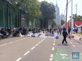 Mahasiswa Kepung Belakang Gedung DPR, Jalan Gelora Tak Bisa Dilintasi
