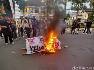 Demo soal Revisi UU Pilkada, Mahasiswa Cirebon Bakar Keranda
