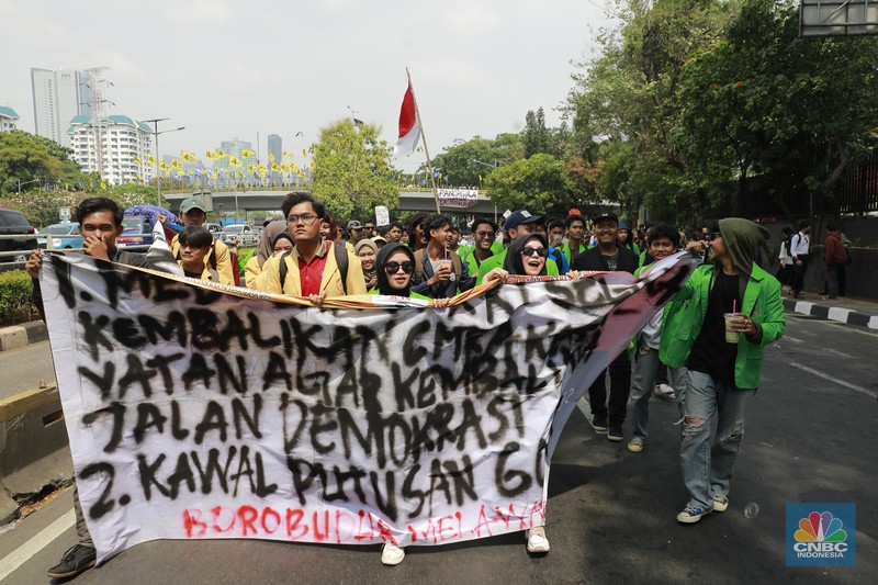 Mahasiswa yang tergabung dalam Aliansi BEM SI (Seluruh Indonesia) ikut melakukan demonstrasi demonstrasi menolak pengesahan Revisi UU Pilkada di depan Gedung DPR RI, Jakarta, hari ini, Kamis (22/8/2024). (CNBC Indonesia/Muhammad Sabki)