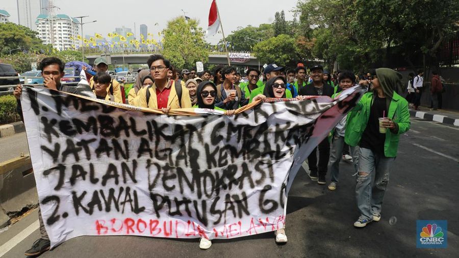 Mahasiswa yang tergabung dalam Aliansi BEM SI (Seluruh Indonesia) ikut melakukan demonstrasi demonstrasi menolak pengesahan Revisi UU Pilkada di depan Gedung DPR RI, Jakarta, hari ini, Kamis (22/8/2024). (CNBC Indonesia/Muhammad Sabki)