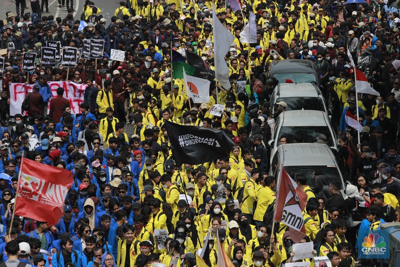 Mahasiswa yang tergabung dalam Aliansi BEM SI (Seluruh Indonesia) ikut melakukan demonstrasi demonstrasi menolak pengesahan Revisi UU Pilkada di depan Gedung DPR RI, Jakarta, hari ini, Kamis (22/8/2024). (CNBC Indonesia/Muhammad Sabki)