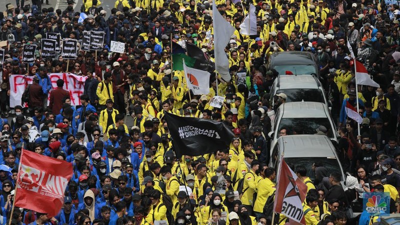 Mahasiswa yang tergabung dalam Aliansi BEM SI (Seluruh Indonesia) ikut melakukan demonstrasi demonstrasi menolak pengesahan Revisi UU Pilkada di depan Gedung DPR RI, Jakarta, hari ini, Kamis (22/8/2024). (CNBC Indonesia/Muhammad Sabki)