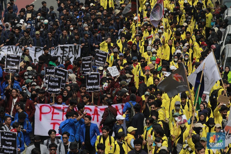 Mahasiswa yang tergabung dalam Aliansi BEM SI (Seluruh Indonesia) ikut melakukan demonstrasi demonstrasi menolak pengesahan Revisi UU Pilkada di depan Gedung DPR RI, Jakarta, hari ini, Kamis (22/8/2024). (CNBC Indonesia/Muhammad Sabki)