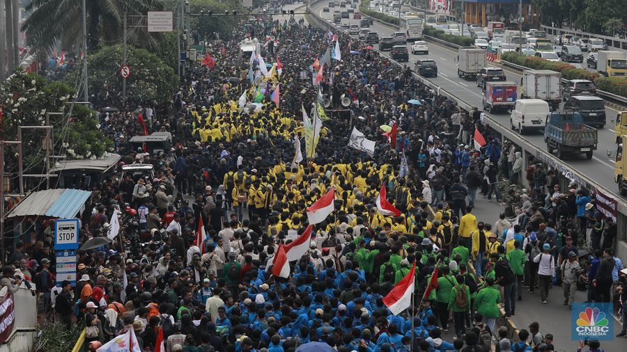 Mahasiswa yang tergabung dalam Aliansi BEM SI (Seluruh Indonesia) ikut melakukan demonstrasi demonstrasi menolak pengesahan Revisi UU Pilkada di depan Gedung DPR RI, Jakarta, hari ini, Kamis (22/8/2024).