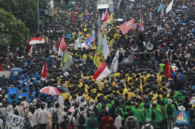 Mahasiswa yang tergabung dalam Aliansi BEM SI (Seluruh Indonesia) ikut melakukan demonstrasi demonstrasi menolak pengesahan Revisi UU Pilkada di depan Gedung DPR RI, Jakarta, hari ini, Kamis (22/8/2024). (CNBC Indonesia/Muhammad Sabki)