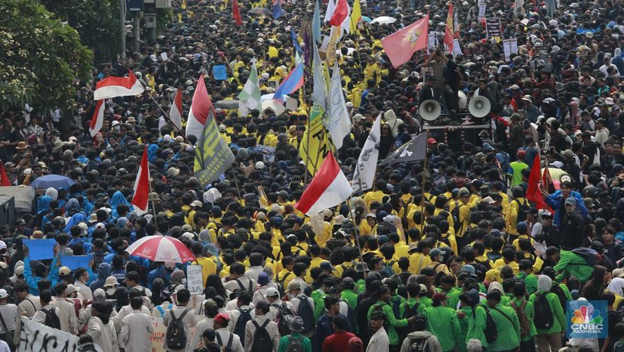 Mahasiswa yang tergabung dalam Aliansi BEM SI (Seluruh Indonesia) ikut melakukan demonstrasi demonstrasi menolak pengesahan Revisi UU Pilkada di depan Gedung DPR RI, Jakarta, hari ini, Kamis (22/8/2024).