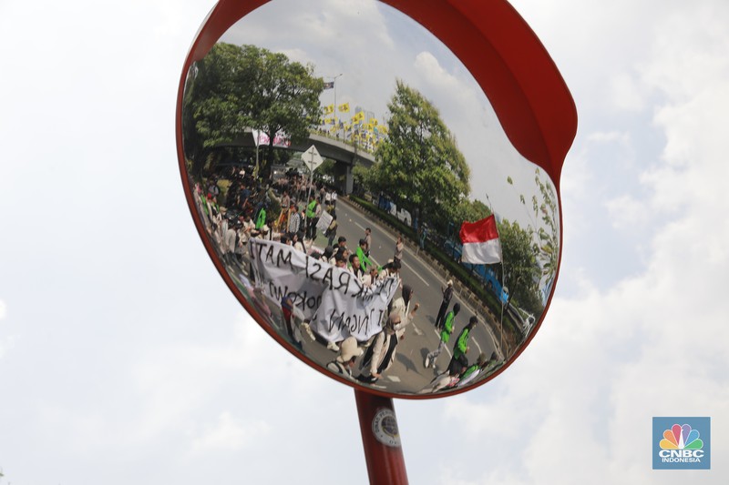 Mahasiswa yang tergabung dalam Aliansi BEM SI (Seluruh Indonesia) ikut melakukan demonstrasi demonstrasi menolak pengesahan Revisi UU Pilkada di depan Gedung DPR RI, Jakarta, hari ini, Kamis (22/8/2024). (CNBC Indonesia/Muhammad Sabki)