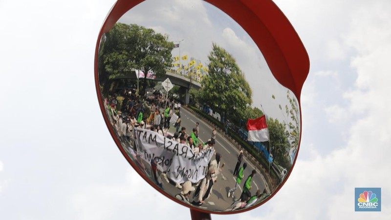 Mahasiswa yang tergabung dalam Aliansi BEM SI (Seluruh Indonesia) ikut melakukan demonstrasi demonstrasi menolak pengesahan Revisi UU Pilkada di depan Gedung DPR RI, Jakarta, hari ini, Kamis (22/8/2024). (CNBC Indonesia/Muhammad Sabki)