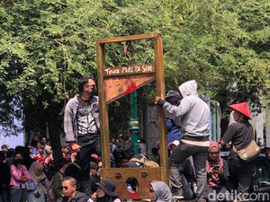 Massa Aksi Jogja Memanggil Long March ke Titik Nol, Bawa Guillotine Tirani