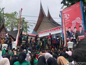 Massa Demo Kawal Putusan MK di Sumbar Kecewa Tak Ditemui Anggota DPRD