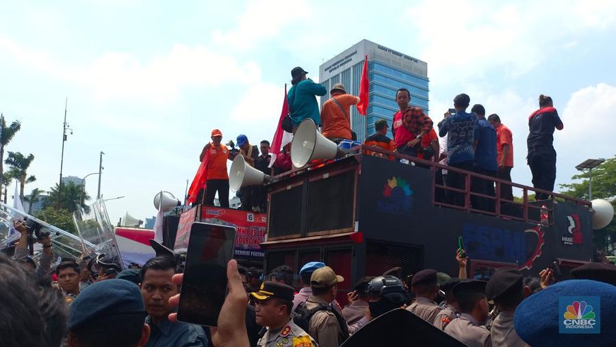 Massa aksi sempat tersulut emosi setelah Wakil Ketua Komisi III DPR Habiburokhman menemui pendemo. Massa aksi sempat tersulut emosi setelah Wakil Ketua Komisi III DPR Habiburokhman menemui pendemo. (²©²ÊÍøÕ¾/Martyasari Rizky)