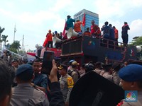Demo di DPR Sempat Panas, Wakil Ketua Komisi III Ini Dilempari Botol
