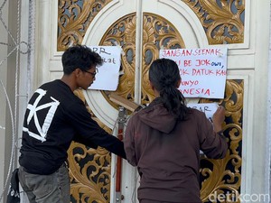 Tak Kunjung Ditemui, Massa Aksi RUU Pilkada Segel Kantor DPRD Jambi