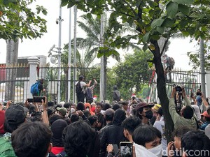 Demo Tolak Revisi UU Pilkada, Pagar Gedung DPR Jebol