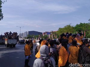 Mahasiswa UNM Demo Revisi UU Pilkada Mulai Berjalan ke Fly Over Makassar