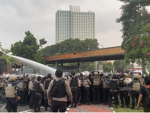 Water Cannon Disemprotkan ke Pendemo di Gerbang Belakang DPR