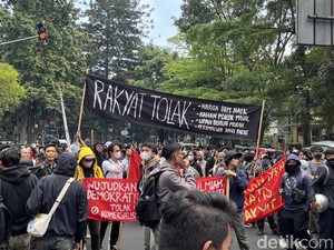 Massa Gelar Demo Tolak Revisi UU Pilkada di Depan Gedung DPRD Jabar