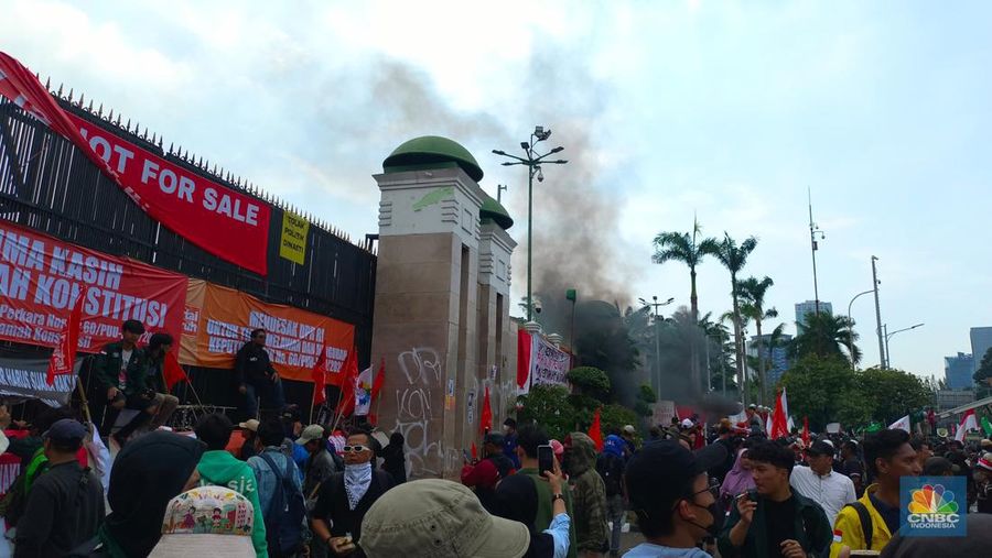 Massa mahasiswa bakar ban di Demo Darurat Indonesia, Kamis (22/8/2024).