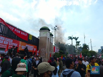 Demo Darurat Indonesia: Buruh Pulang, Ribuan Mahasiswa Ambil Alih