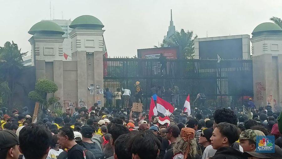 Massa membakar ban selama aksi demonstrasi menolak pengesahan Revisi UU Pilkada di depan Gedung DPR RI, Jakarta, hari ini, Kamis (22/8/2024). (CNBC Indonesia/Ferry Sandi)