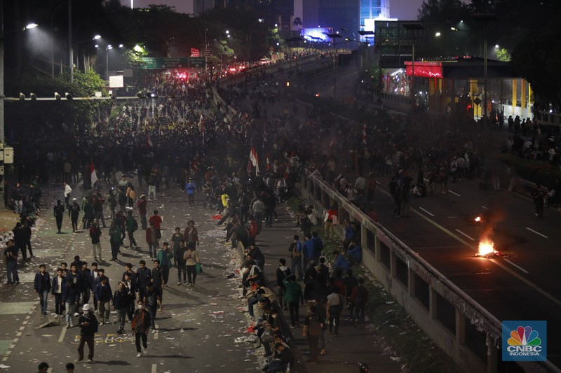 Massa pengunjuk rasa menolak RUU Pilkada di Gedung DPR, Senayan, Jakarta, Kamis (22/8/2024) masih bertahan di sekitar gedung hingga jalan tol dalam kota. (CNBC Indonesia/Muhammad Sabki) Massa pengunjuk rasa menolak RUU Pilkada di Gedung DPR, Senayan, Jakarta, Kamis (22/8/2024) masih bertahan di sekitar gedung hingga jalan tol dalam kota. (CNBC Indonesia/Muhammad Sabki)