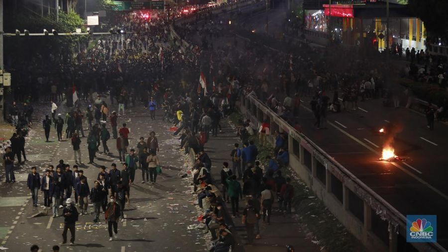Massa pengunjuk rasa menolak RUU Pilkada di Gedung DPR, Senayan, Jakarta, Kamis (22/8/2024) masih bertahan di sekitar gedung hingga jalan tol dalam kota. (CNBC Indonesia/Muhammad Sabki)