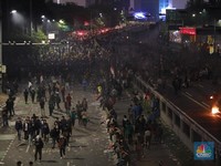 Situasi Terbaru Demo Depan DPR, Ada Api-Polisi Tembak Gas Air Mata