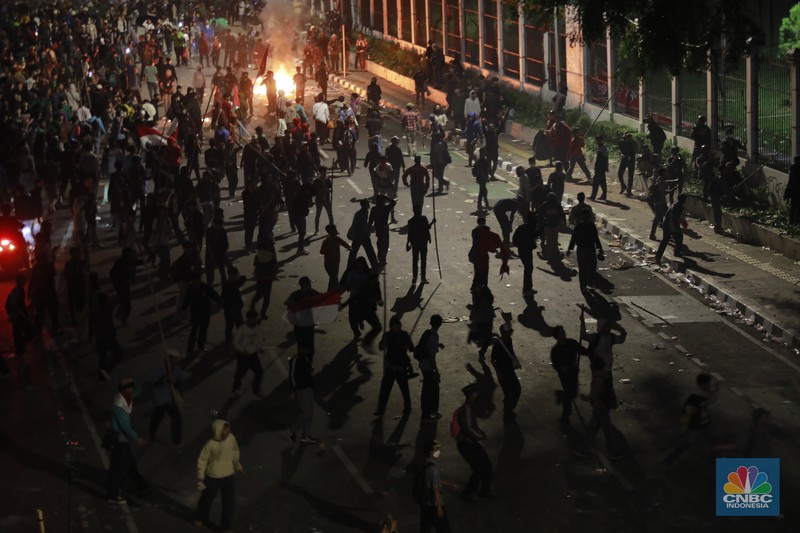 Massa pengunjuk rasa menolak RUU Pilkada di Gedung DPR, Senayan, Jakarta, Kamis (22/8/2024) masih bertahan di sekitar gedung hingga jalan tol dalam kota. (CNBC Indonesia/Muhammad Sabki) Massa pengunjuk rasa menolak RUU Pilkada di Gedung DPR, Senayan, Jakarta, Kamis (22/8/2024) masih bertahan di sekitar gedung hingga jalan tol dalam kota. (CNBC Indonesia/Muhammad Sabki)