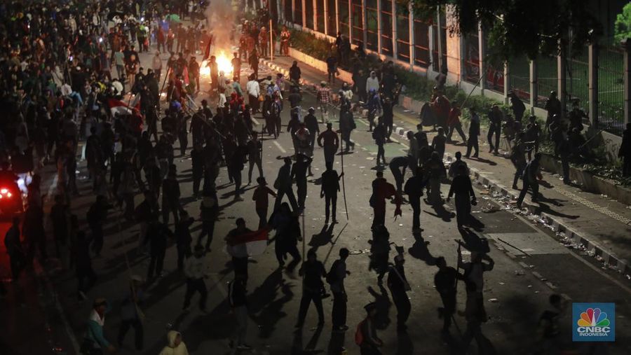 Massa pengunjuk rasa menolak RUU Pilkada di Gedung DPR, Senayan, Jakarta, Kamis (22/8/2024) masih bertahan di sekitar gedung hingga jalan tol dalam kota. (CNBC Indonesia/Muhammad Sabki)