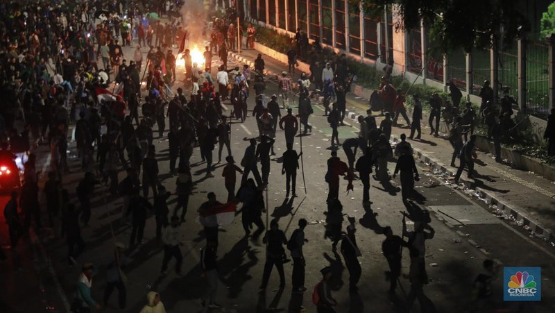 Massa pengunjuk rasa menolak RUU Pilkada di Gedung DPR, Senayan, Jakarta, Kamis (22/8/2024) masih bertahan di sekitar gedung hingga jalan tol dalam kota. (CNBC Indonesia/Muhammad Sabki)