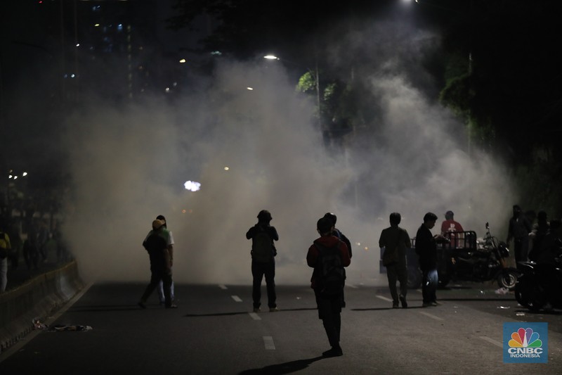 Massa pengunjuk rasa menolak RUU Pilkada di Gedung DPR, Senayan, Jakarta, Kamis (22/8/2024) masih bertahan di sekitar gedung hingga jalan tol dalam kota. (CNBC Indonesia/Muhammad Sabki) Massa pengunjuk rasa menolak RUU Pilkada di Gedung DPR, Senayan, Jakarta, Kamis (22/8/2024) masih bertahan di sekitar gedung hingga jalan tol dalam kota. (CNBC Indonesia/Muhammad Sabki)