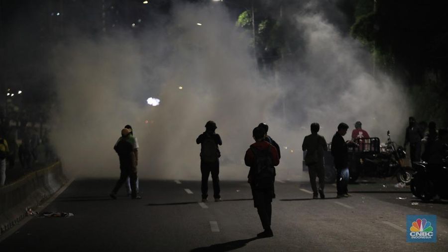 Massa pengunjuk rasa menolak RUU Pilkada di Gedung DPR, Senayan, Jakarta, Kamis (22/8/2024) masih bertahan di sekitar gedung hingga jalan tol dalam kota. (CNBC Indonesia/Muhammad Sabki) Massa pengunjuk rasa menolak RUU Pilkada di Gedung DPR, Senayan, Jakarta, Kamis (22/8/2024) masih bertahan di sekitar gedung hingga jalan tol dalam kota. (CNBC Indonesia/Muhammad Sabki)