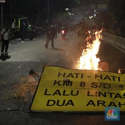 Live Now! Situasi Terkini di Depan Gedung DPR, Polisi Bubarkan Massa